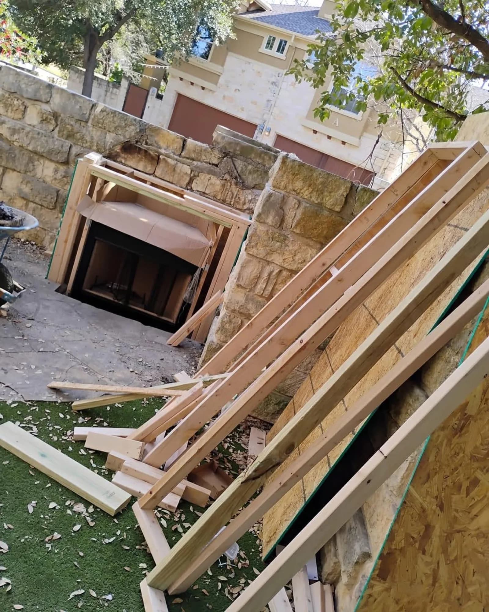 Outdoor fireplace build (1)