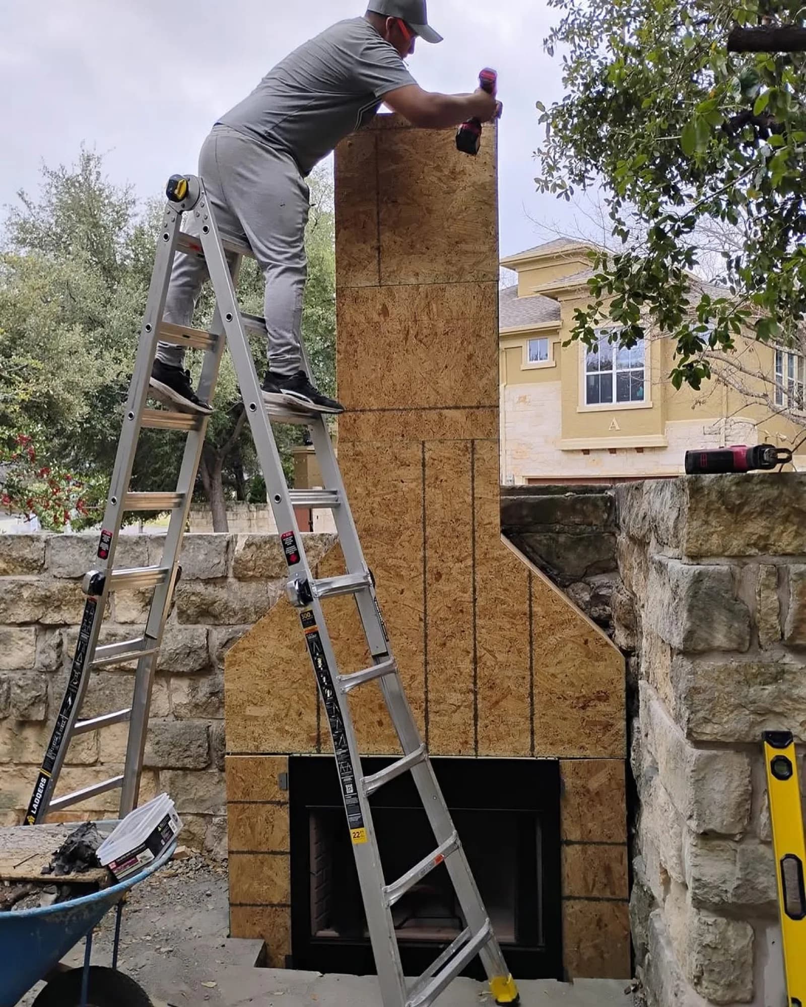 Outdoor fireplace build (3)