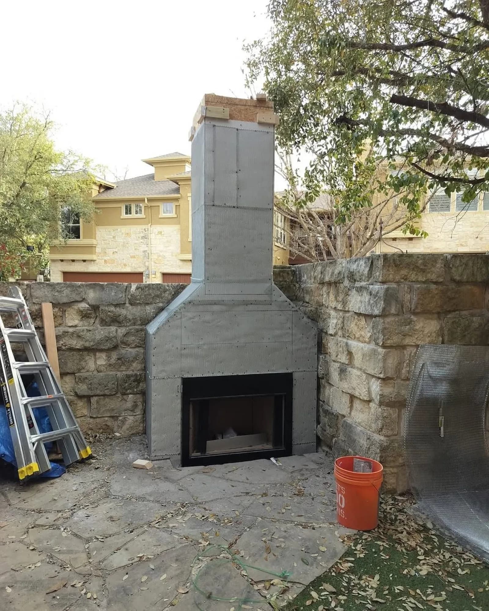 Outdoor fireplace build (4)