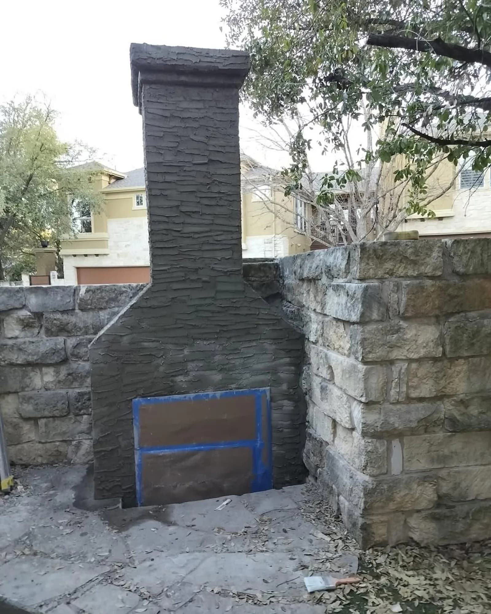 Outdoor fireplace build (6)