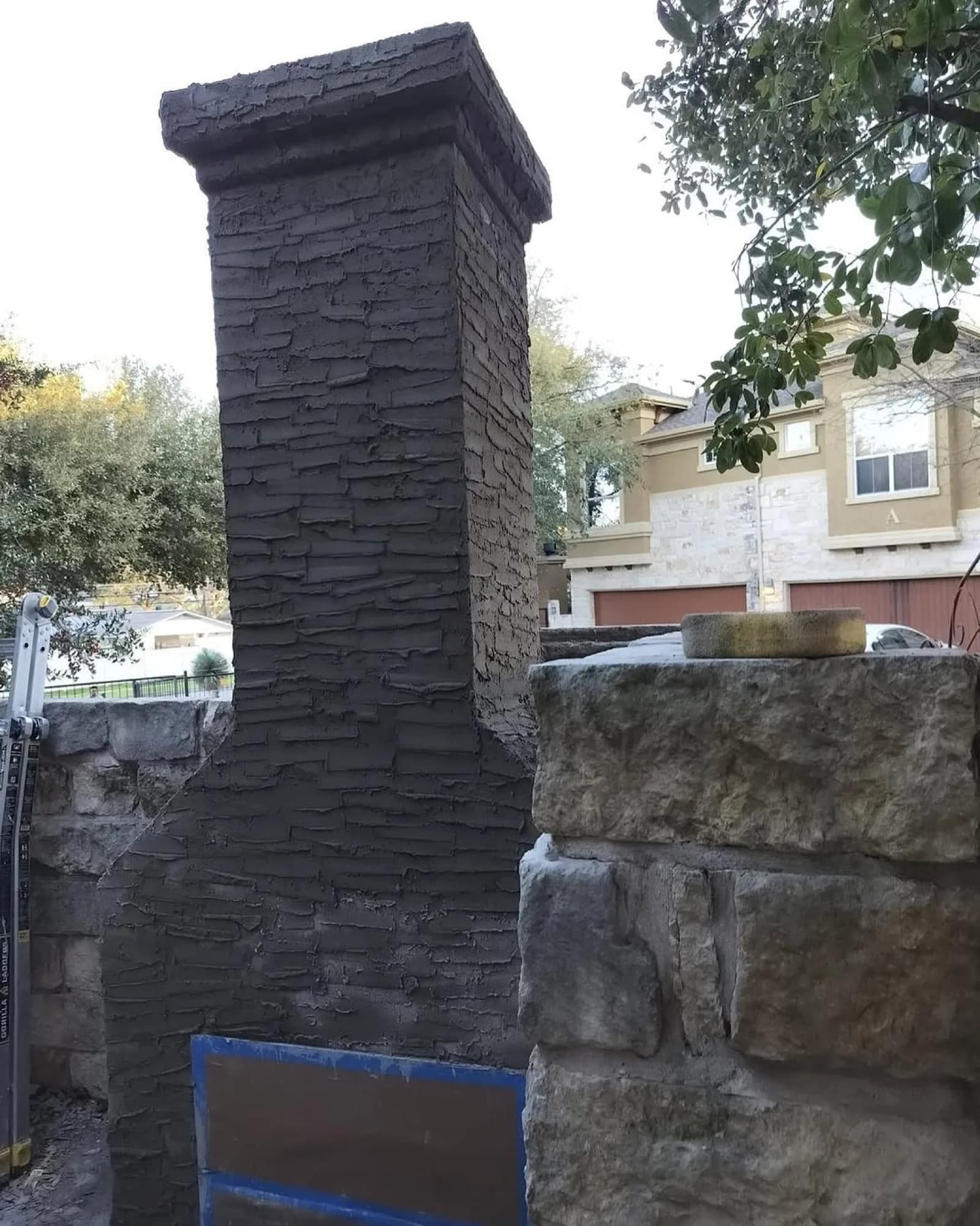 Outdoor fireplace build (7)