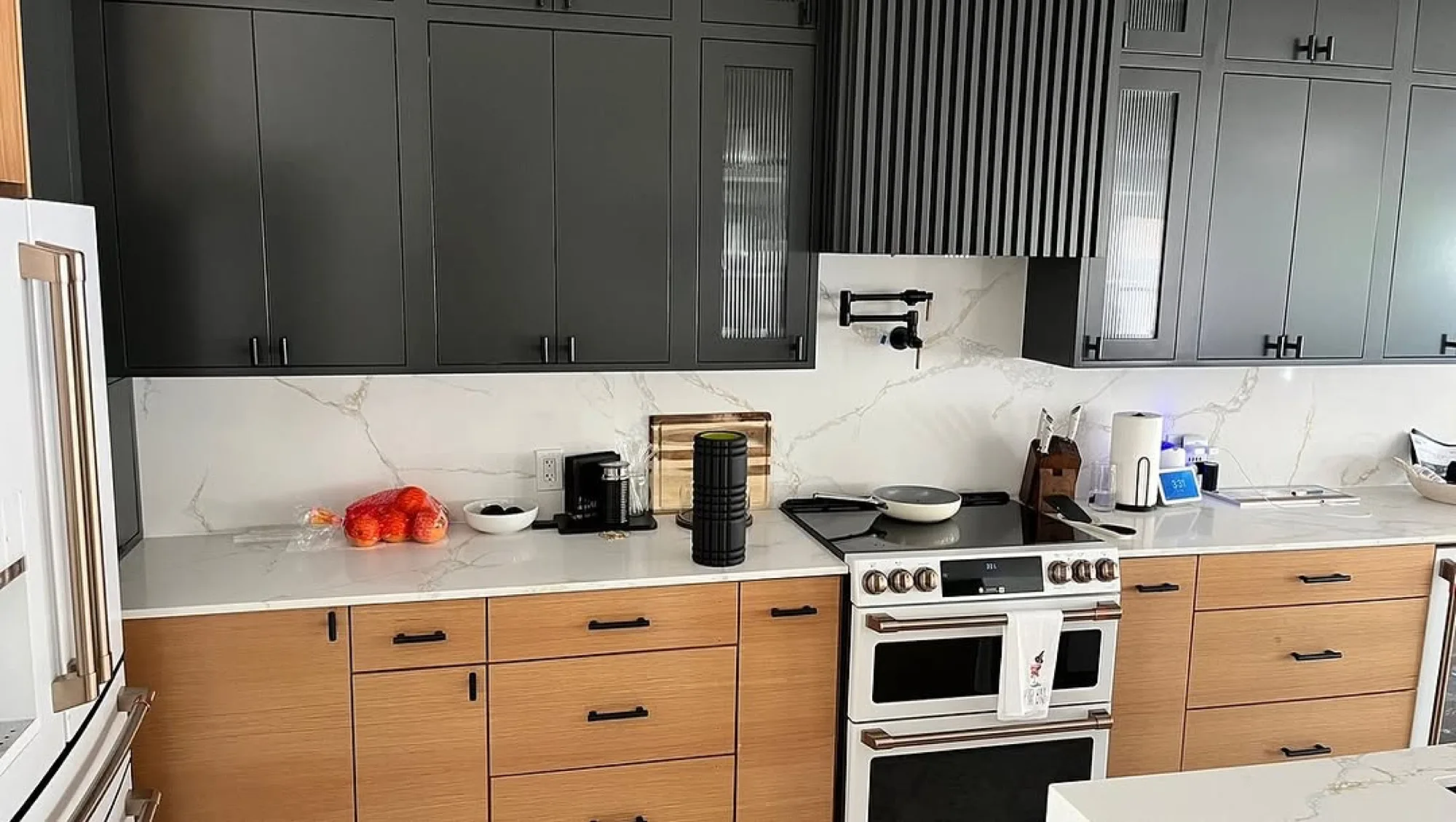 Two-tone kitchen (4)